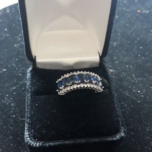 Ladies sterling silver ring with cz very nice ring